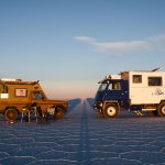 Expeditionsfahrzeuge Beim Camping Auf Dem Salar De Uyuni Bei Sonnenuntergang