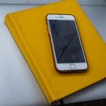 Laptop Mit Notizbuch Und Handy Zur Planung Einer Langzeitreise