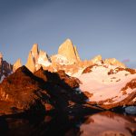 Das fitz roy massiv und die laguna de los tres in goldenes licht getaucht