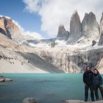 Zwei wanderer an der mirador base las torres im torres del paine nationalpark