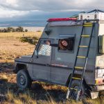 EIn Puch Camper beim Wildcampen in Patagonien, eine Frau schaut aus dem Fenster