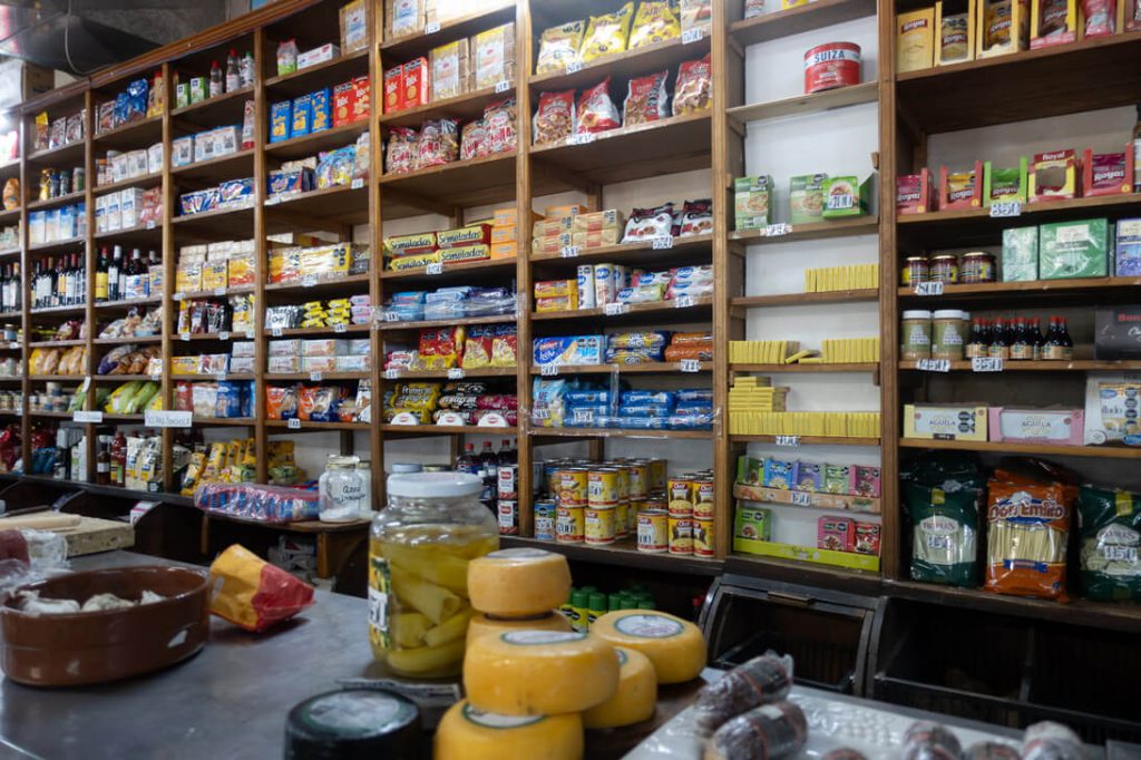 Geschenke für Camper und Vanlifer – 17 tolle Geschenkideen Laden mit hohen Regalen voller Lebensmittel in Esquel Argentinien