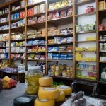 Laden mit hohen Regalen voller Lebensmittel in Esquel Argentinien