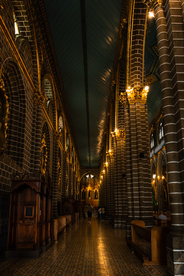 Kirchenschiff der Basilika Jardín Kolumbien