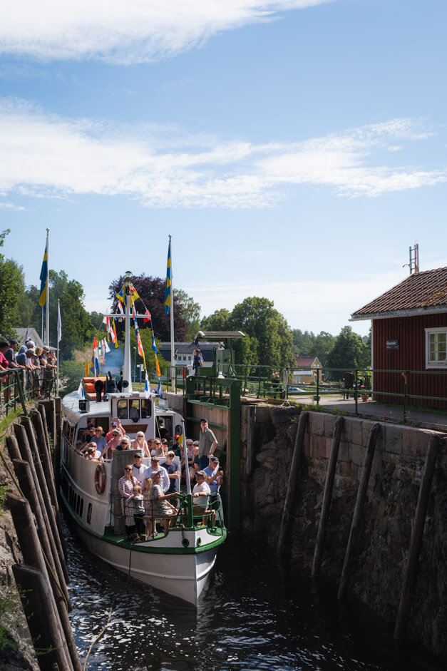 Schiff fährt in die Schleuse im Håverud Aquädukt in Dalsland Schwedem
