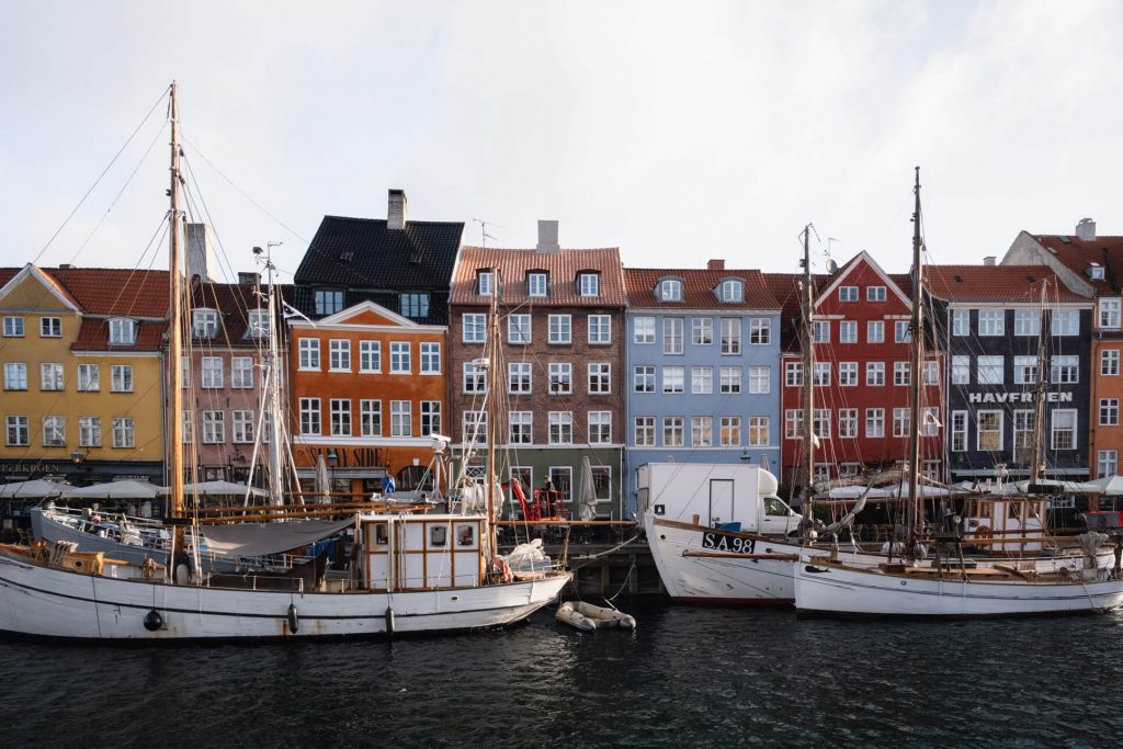 Kopenhagen Sehenswürdigkeiten: Die schönsten Highlights & unsere Tipps für deine Städtereise Bunte Häuser in Nyhavn Kopenhagen