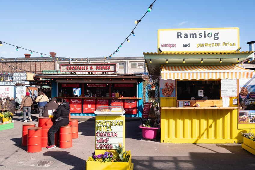 Bunter Container Verkaufsstände im reffen Streetfoodmarket