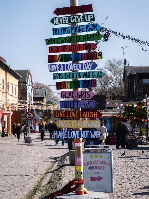 Bunter Wegweise in Christiana in Kopenhagen